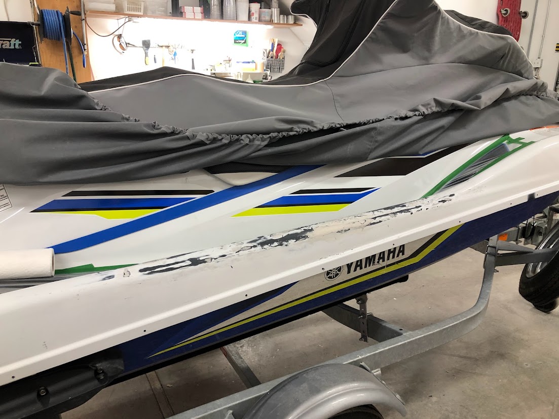 Yamaha WaveRunner avant — large abrasion sur le flanc, gel coat arraché, Finition Marine Lévis