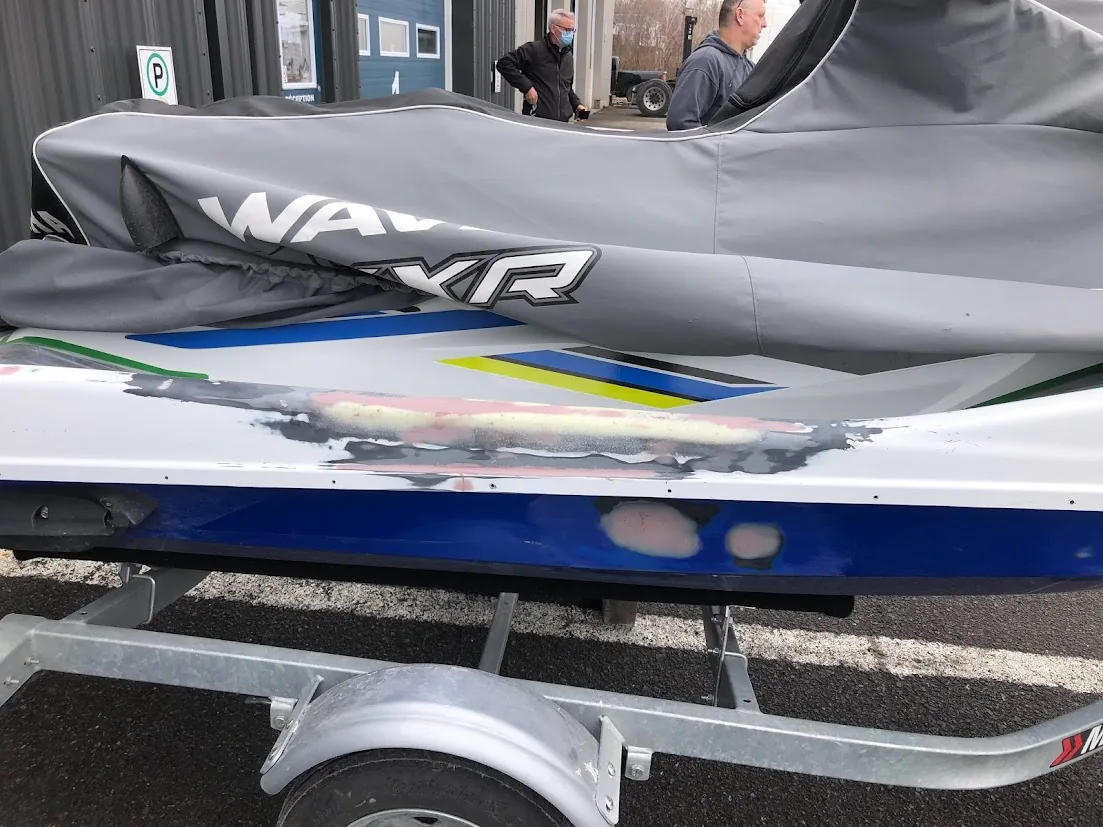 Réparation motomarine en cours — ponçage gel coat et préparation NanoXcel, Finition Marine